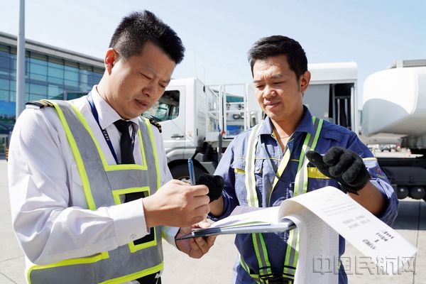 仔细核对每个航班的加油量——王有勉摄.jpg 仔细核对每个航班的加油量——王有勉摄.jpg
