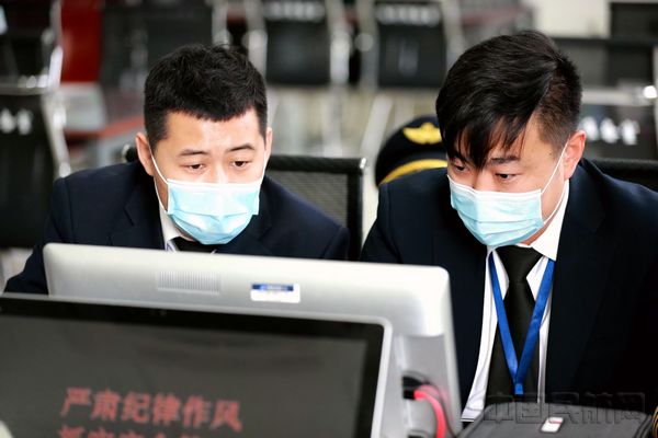 研究如何飞行节油——凌兴东摄.jpg 研究如何飞行节油——凌兴东摄.jpg