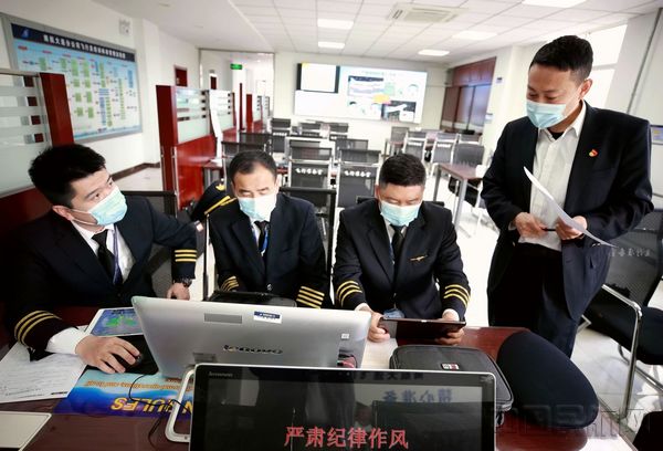 图为签派员向机组讲解当天航班航路注意事项——凌兴东摄.jpg 图为签派员向机组讲解当天航班航路注意事项——凌兴东摄.jpg