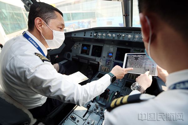起飞前再查看一下飞行信息——王有勉摄.jpg 起飞前再查看一下飞行信息——王有勉摄.jpg