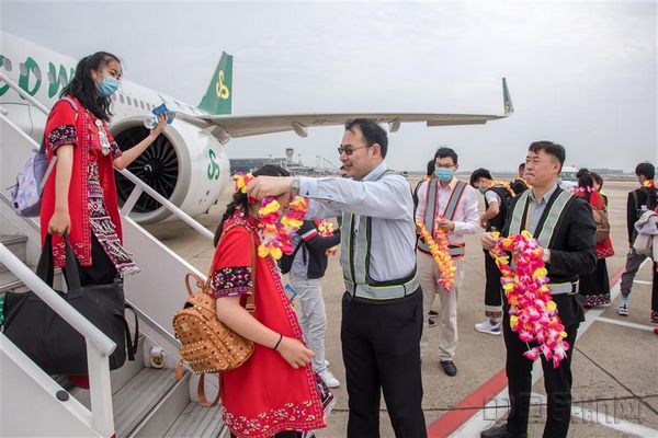 春秋航空迎接抵达上海的红河扶贫定制班学员们-春秋供图.jpg 春秋航空迎接抵达上海的红河扶贫定制班学员们-春秋供图.jpg