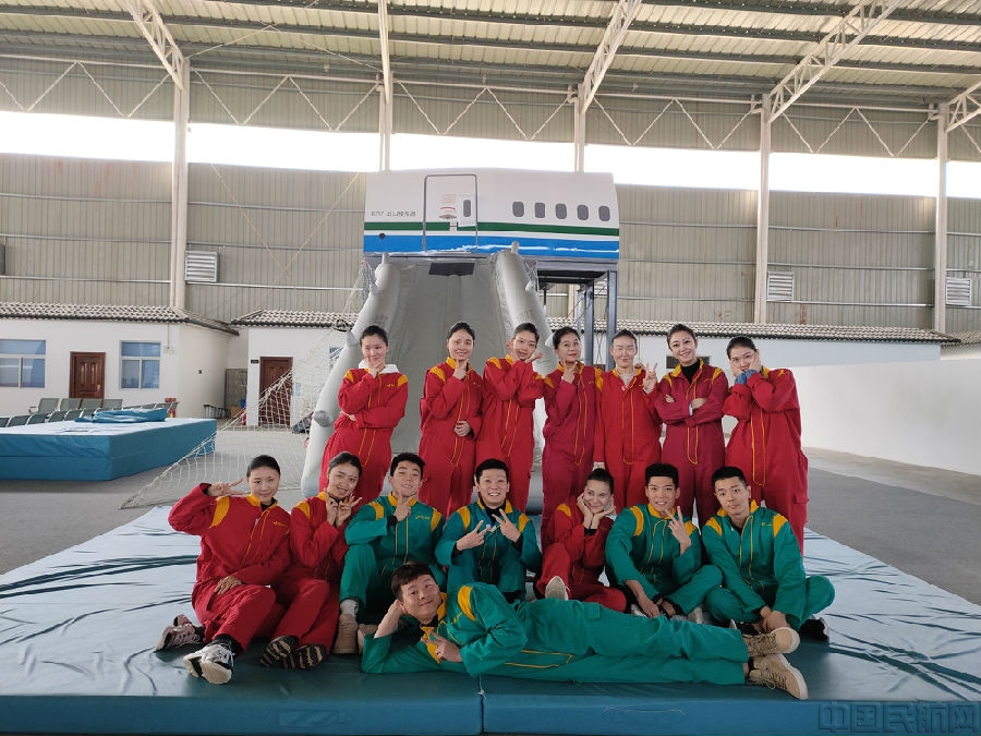 图1:1901乘务学员合影 图1:1901乘务学员合影