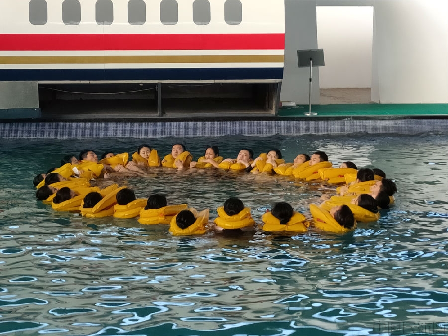 图3:水上撤离——模拟水中生存场景 图3:水上撤离——模拟水中生存场景
