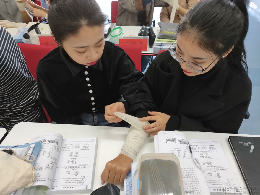 图4:学习包扎小臂 图4:学习包扎小臂