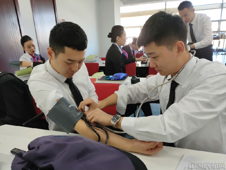 图5:学习测量血压 图5:学习测量血压