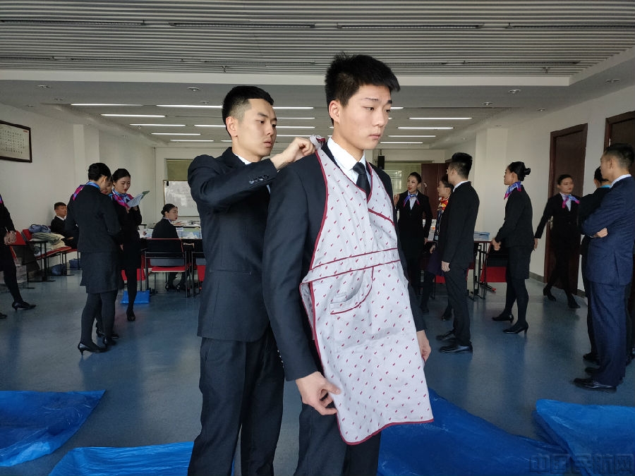 图7:学习穿戴围裙 图7:学习穿戴围裙