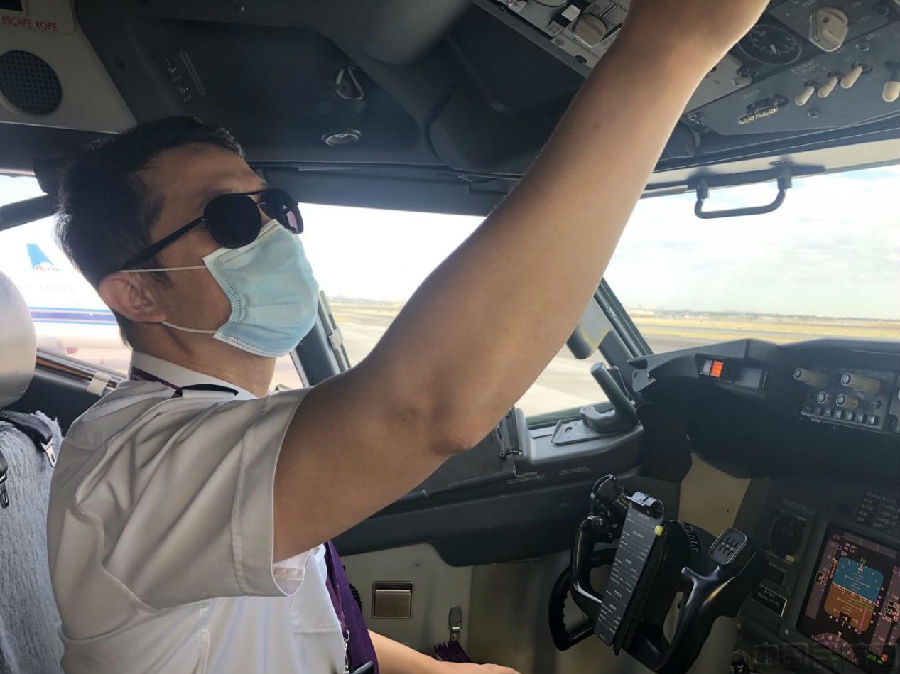 图1：河允石做起飞准备