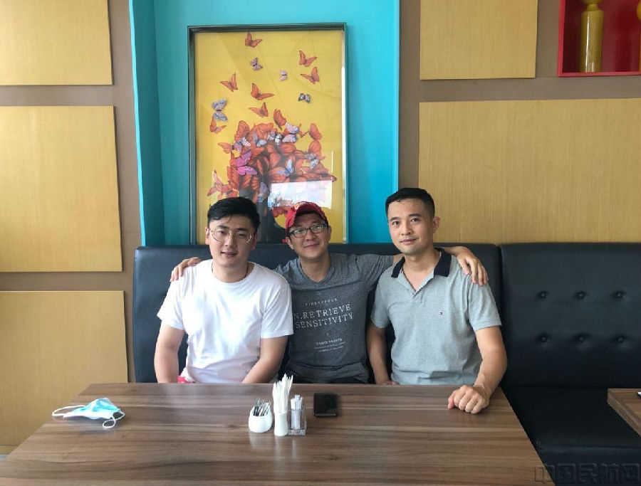 图3：河允石与同事