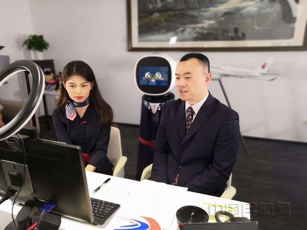 nEO_IMG_直播现场-东航销售委供图