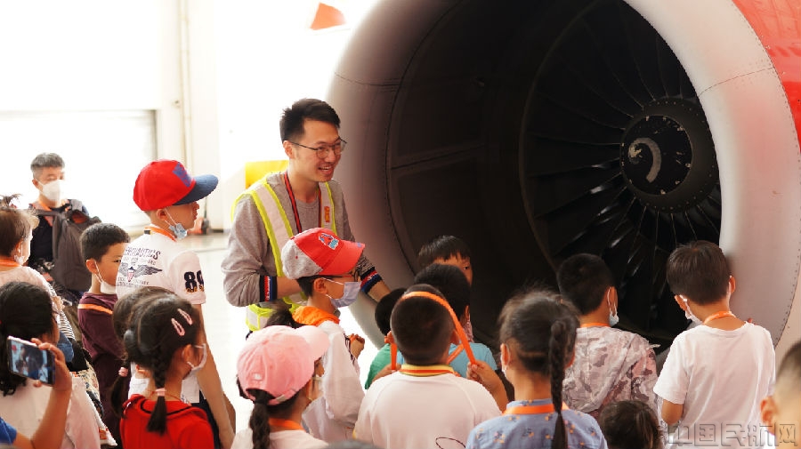 飞机维修工程师为孩子们讲解飞行原理.jpg