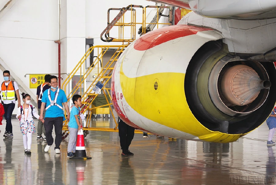 机务爸爸带领孩子们近距离体验飞机维修工作.jpg