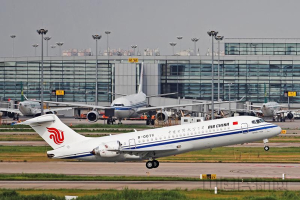 国航arj21-700客机起飞