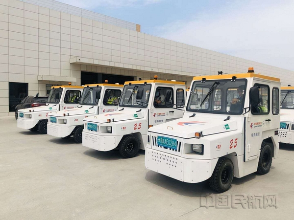 nEO_IMG_东航北京分公司地服部新能源行李牵引车-聂立杰摄