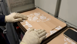 pp电子设备|爱川杏里季|走心！东航空乘小姐姐给手机追剧旅客叠支架