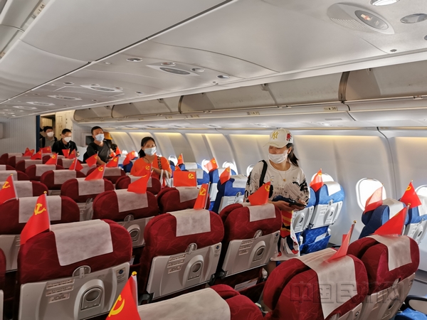 nEO_IMG_机上的七一元素让登机旅客眼前一亮-钱擘摄