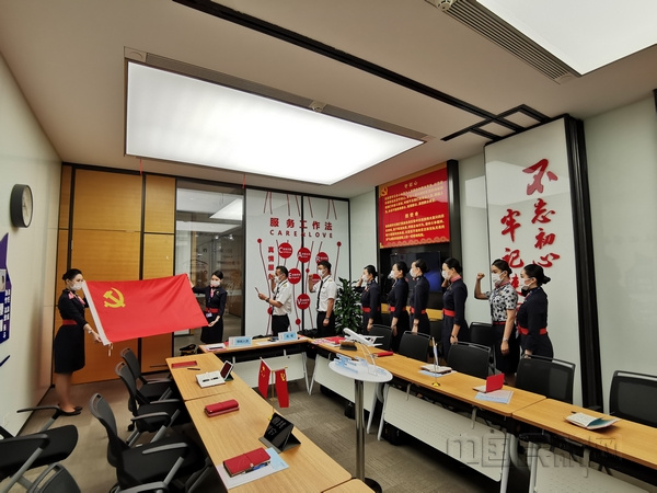nEO_IMG_临时支部成员重温入党誓词-钱擘摄