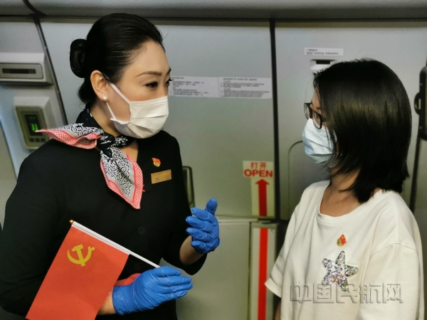nEO_IMG_收到纪念卡的党员旅客与东航党员交流-钱擘摄