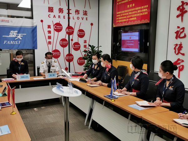 nEO_IMG_屠文彬机长(左二)作为书记为支部成员开展“四史”教育党课-钱擘摄