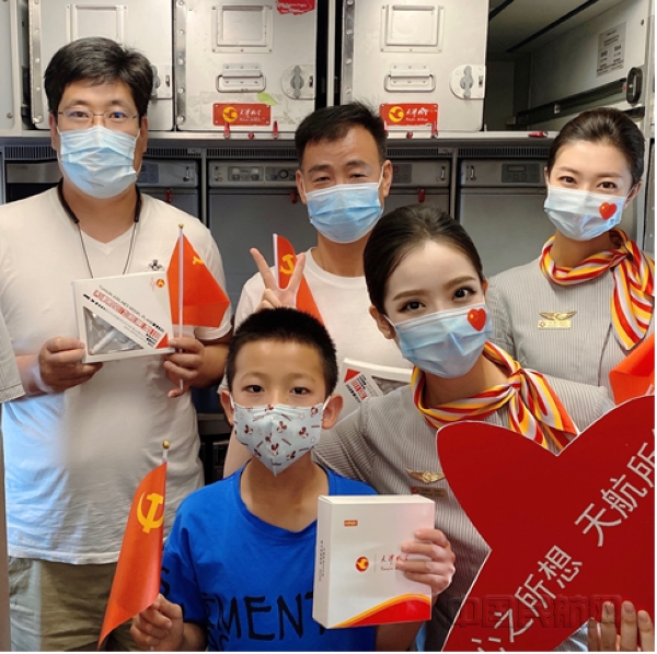 nEO_IMG_图三 获奖旅客合影
