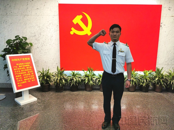 郎春力在一大会址的党旗前重温入党誓词