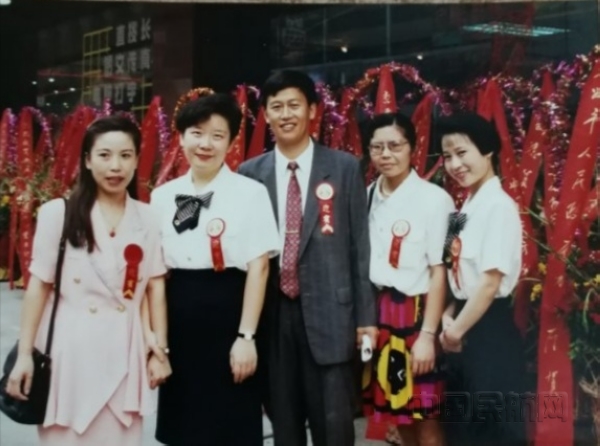 nEO_IMG_1993年9月,伏铁鹰(左二)参加东航广州营业部开业仪式