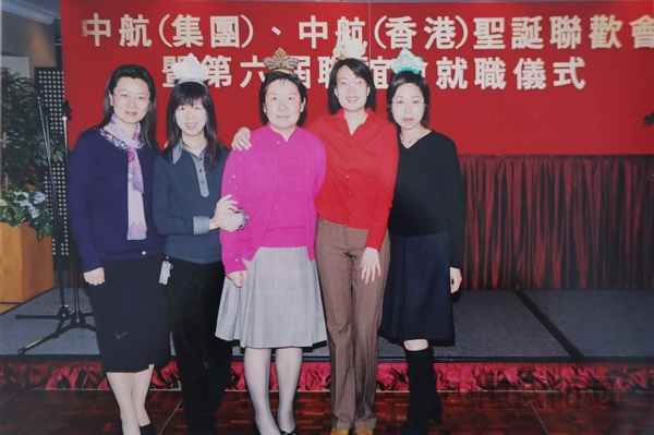 nEO_IMG_2003年,在东航香港营业部的伏铁鹰(左三)参加国有三大航联欢交流