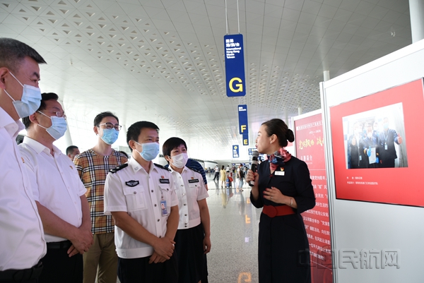 摄影展现场-2-东航武汉供图_副本.jpg 摄影展现场-2-东航武汉供图_副本.jpg