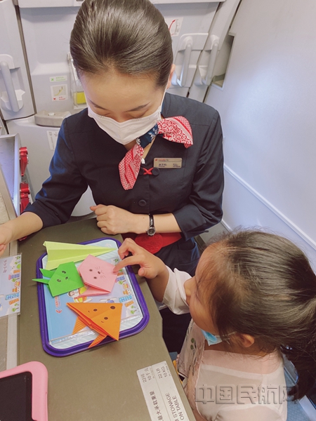 乘务员在飞机上教无成人陪伴儿童折纸_副本.jpg