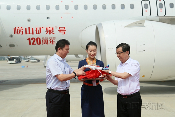 3领导为机模揭幕_副本.jpg 3领导为机模揭幕_副本.jpg