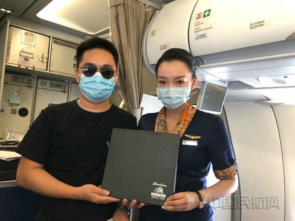 6与旅客合影_副本.jpg 6与旅客合影_副本.jpg