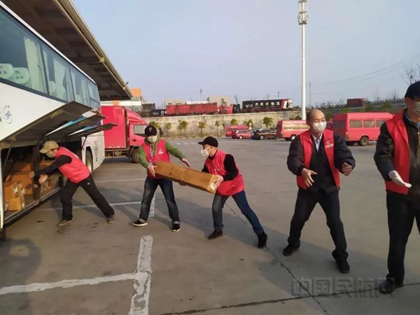 支部党员参与防疫物资运输-东航武汉供图_副本.jpg 支部党员参与防疫物资运输-东航武汉供图_副本.jpg