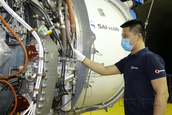 图一四川国际航空发动机维修公司员工为LEAP-1B发动机试车进行检查_副本.jpg 图一四川国际航空发动机维修公司员工为LEAP-1B发动机试车进行检查_副本.jpg