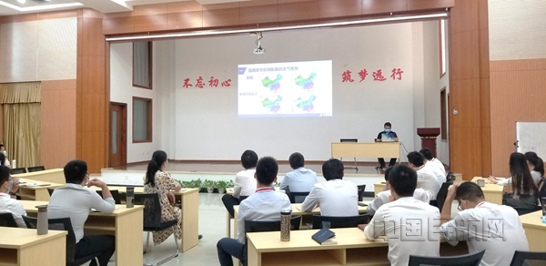 气象台预报教员梁晓京讲解雷雨季节天气现象_副本.jpg 气象台预报教员梁晓京讲解雷雨季节天气现象_副本.jpg