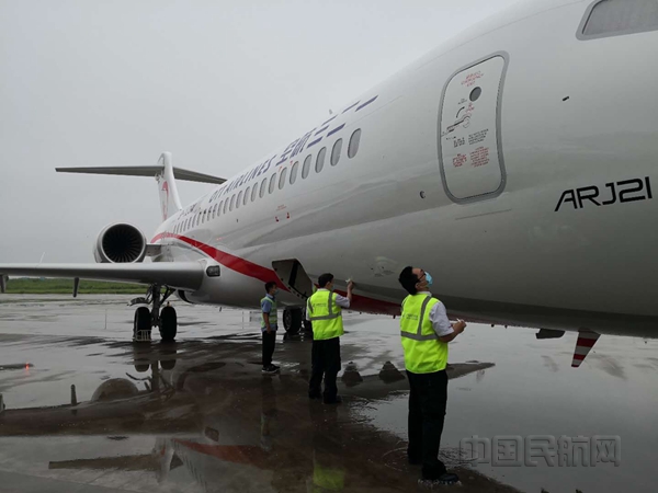 刘复秀和同事们迎来首架国产ARJ21-一二三航空供图_副本.jpg