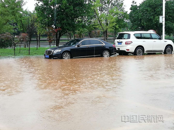 分公司机场综合楼门口道路积水情况_副本.jpg