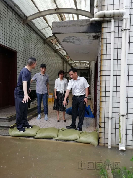 用沙袋筑起防水堤_副本.jpg 用沙袋筑起防水堤_副本.jpg