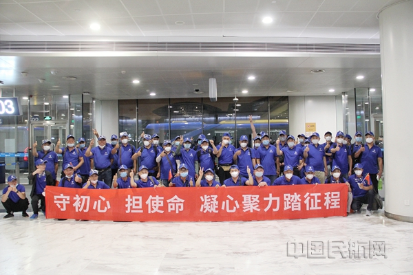 附图2:赴马工作人员行前合影_副本.jpg 附图2:赴马工作人员行前合影_副本.jpg