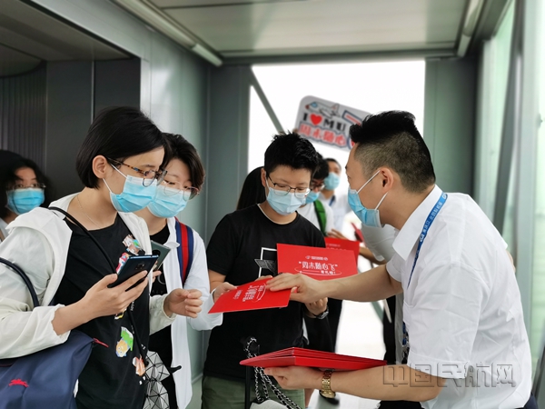 抵达重庆的东航随心飞旅客收到出行礼包-东航供图_副本.jpg 抵达重庆的东航随心飞旅客收到出行礼包-东航供图_副本.jpg