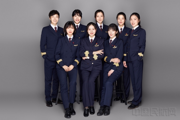 东航云南“燕锦”女飞示范组合照.jpg