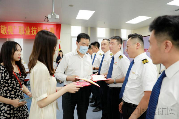 图三 公司运行副总裁黎博阳为获奖者颁奖.jpg 图三 公司运行副总裁黎博阳为获奖者颁奖.jpg