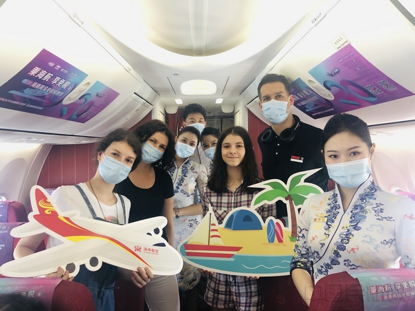 附图2：机上外国友人踊跃参与“乘海航、享免税”主题航班活动.jpg