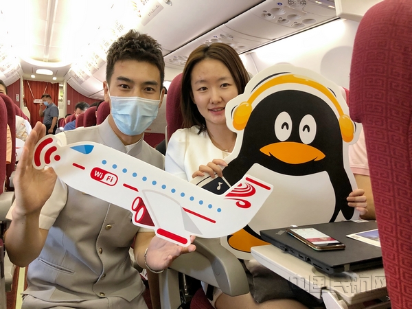 nEO_IMG_附图3:海南航空首架“智慧航班”旅客参与机上互动(摄影:吴晨)