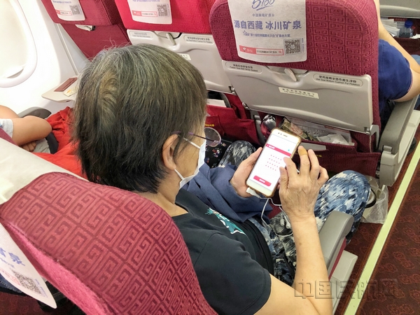 nEO_IMG_附图4:海南航空首架“智慧航班”旅客使用全新局域网系统(摄影:吴晨)