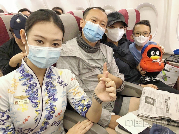 nEO_IMG_附图2:海南航空首架“智慧航班”幸运旅客获得纪念品(摄影:吴晨)