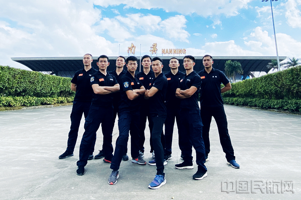 图 北部湾航空退伍军人安全员英姿.jpg 图 北部湾航空退伍军人安全员英姿.jpg