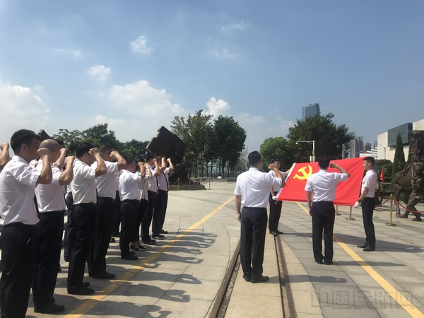 全体党员面对党旗宣誓 摄:何凤 (3).jpg 全体党员面对党旗宣誓 摄:何凤 (3).jpg