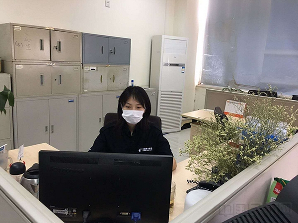 赵静波在工作岗位上严谨认真.jpg 赵静波在工作岗位上严谨认真.jpg