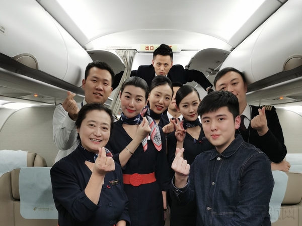 劳模乘务组再获旅客感谢信 (1).jpg 劳模乘务组再获旅客感谢信 (1).jpg