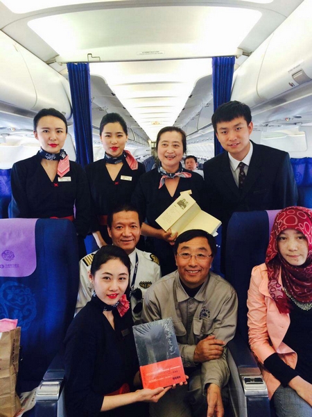 郭明义与乘务组及轮椅旅客合影.jpg 郭明义与乘务组及轮椅旅客合影.jpg