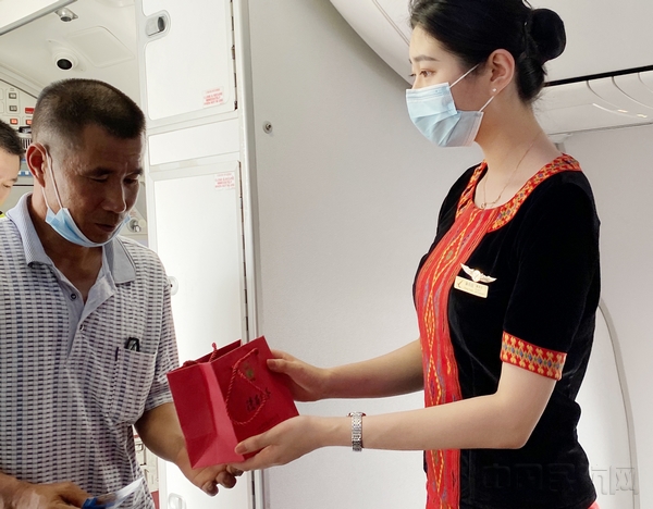 向旅客赠送礼品.jpg 向旅客赠送礼品.jpg